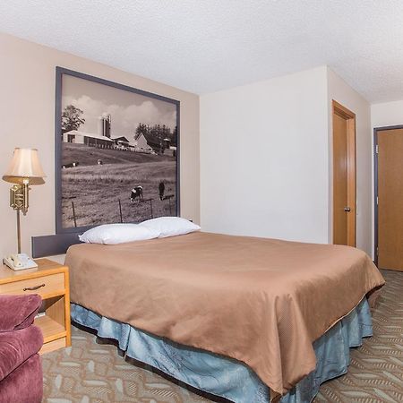 Hotel Super 8 By Wyndham Monroe Wi Exteriér fotografie