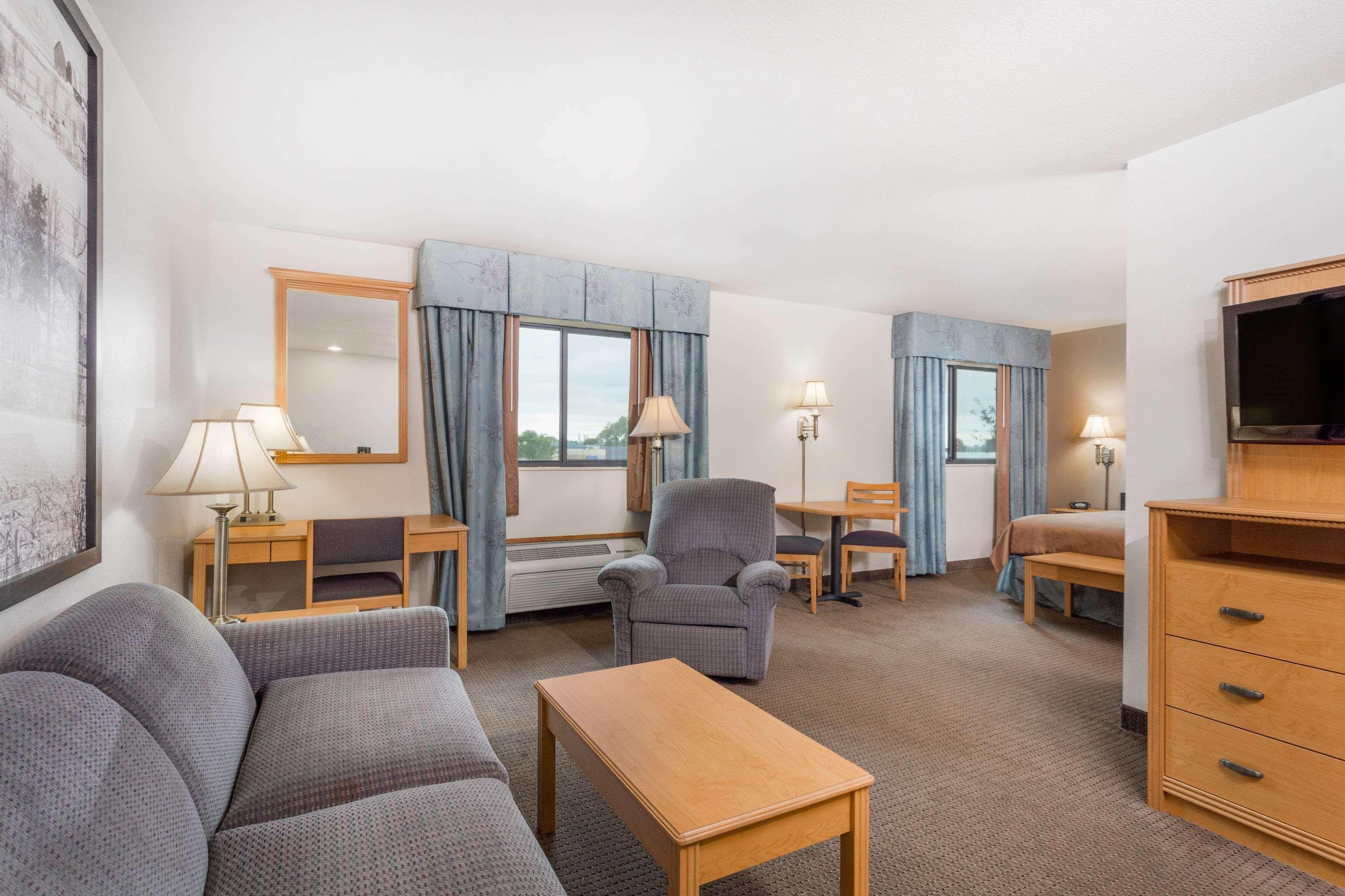 Hotel Super 8 By Wyndham Monroe Wi Exteriér fotografie