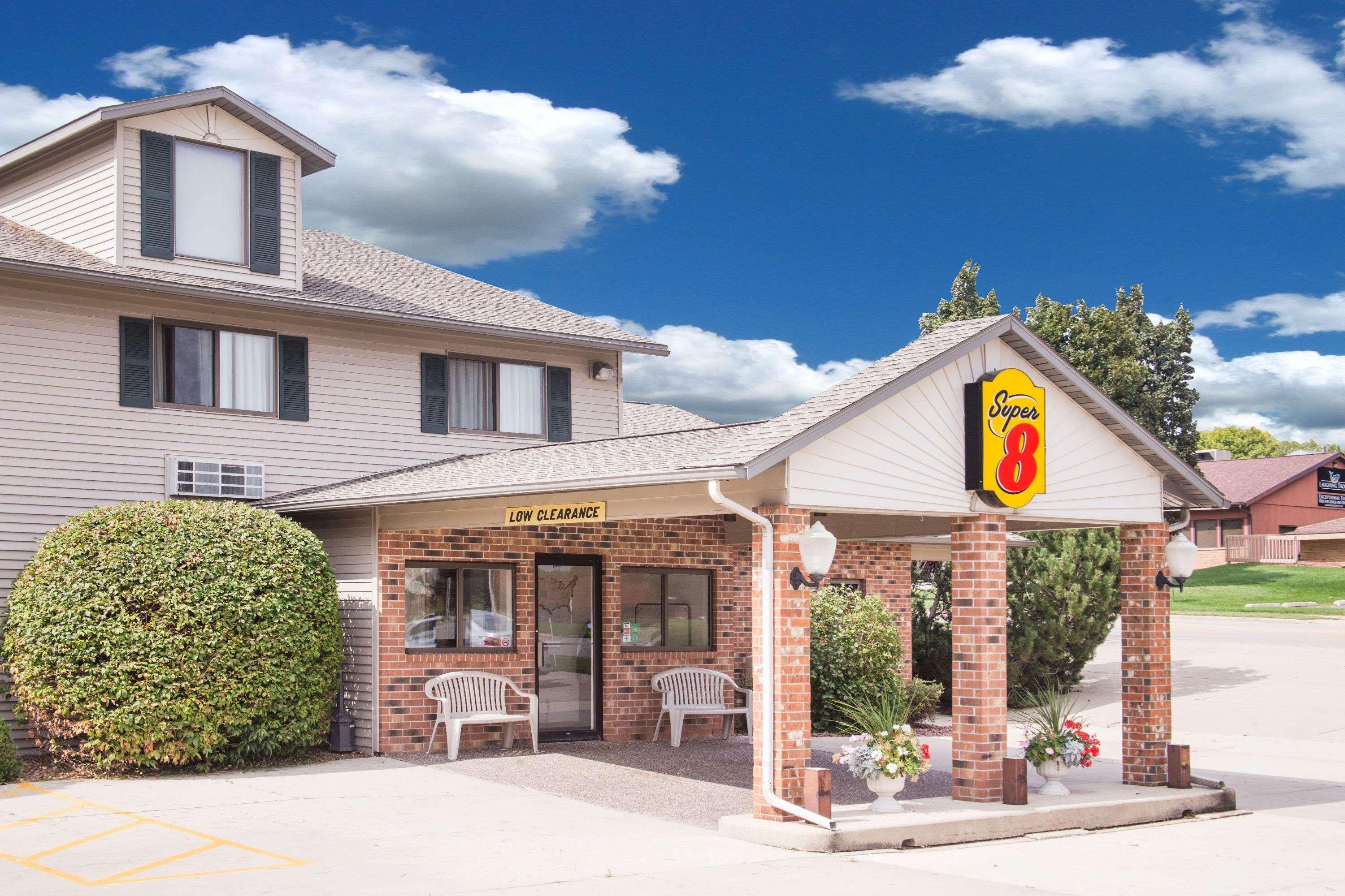 Hotel Super 8 By Wyndham Monroe Wi Exteriér fotografie