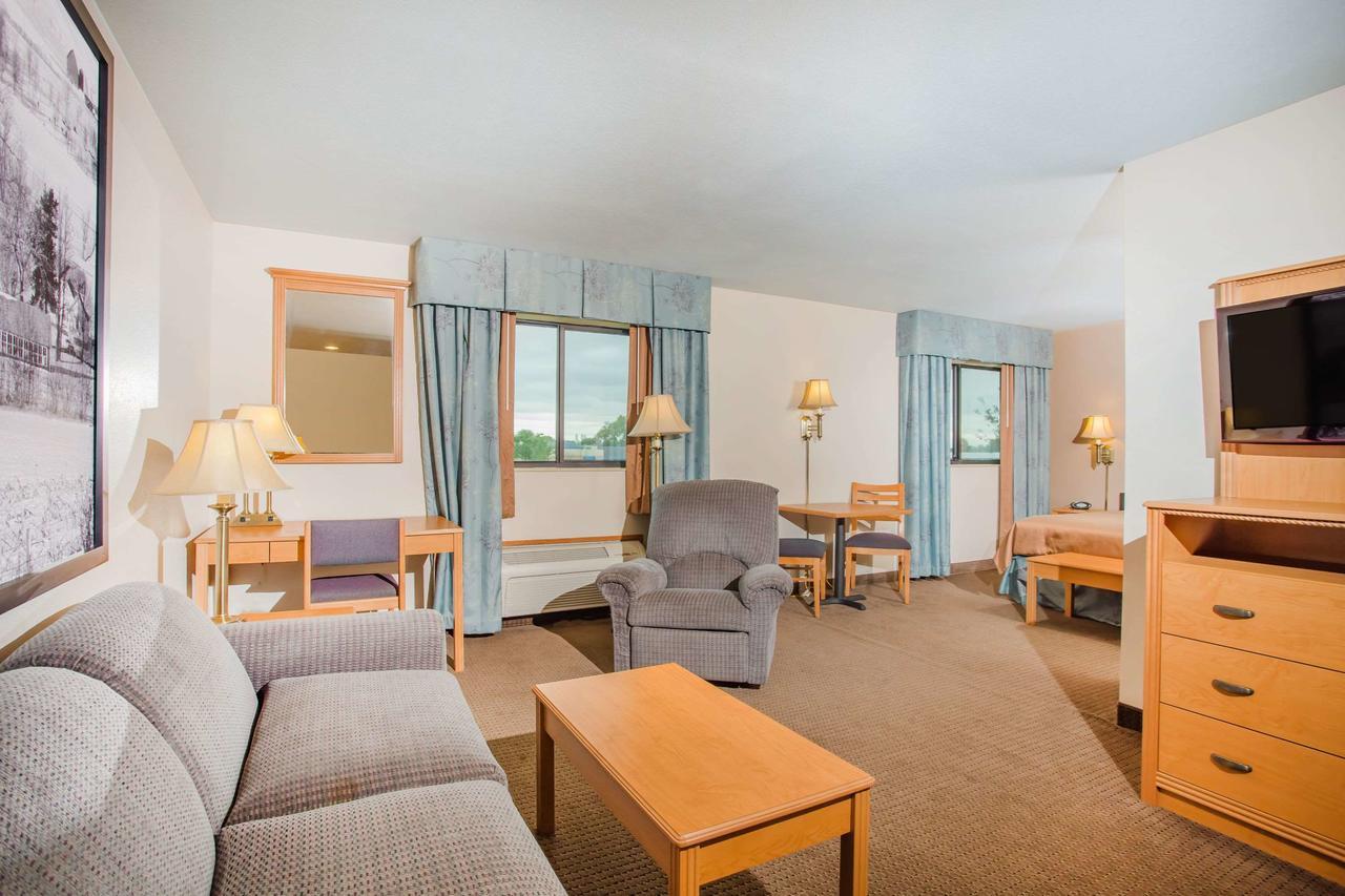 Hotel Super 8 By Wyndham Monroe Wi Exteriér fotografie