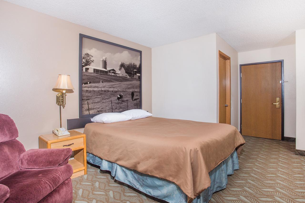 Hotel Super 8 By Wyndham Monroe Wi Exteriér fotografie